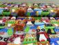Preview: Patchworkstoff mit Katzen, die unterschiedliche bunte Schals tragen